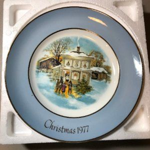 Carollers In The Snow Avon Christmas Plate 1977 In Original Box
